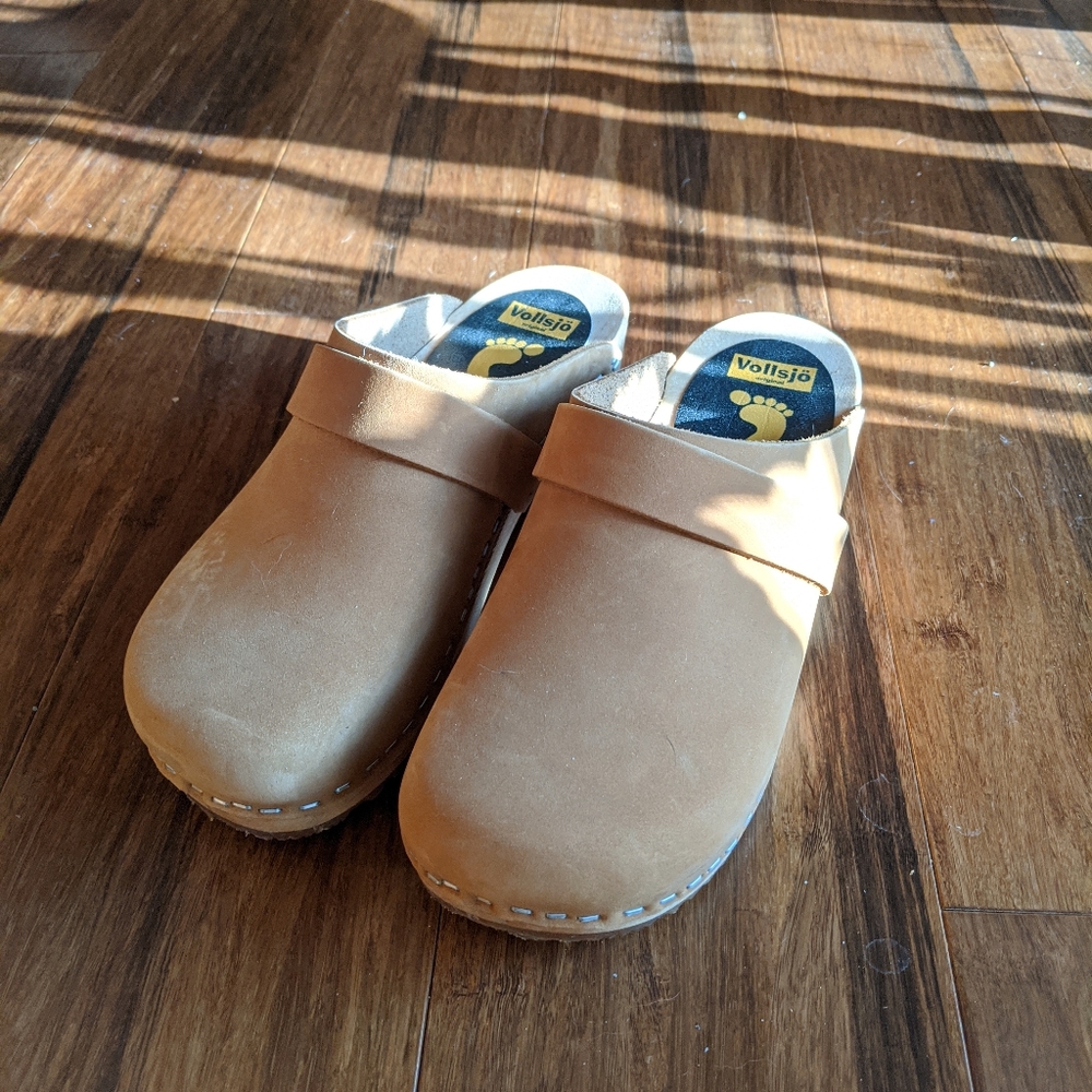 New tan suede clogs